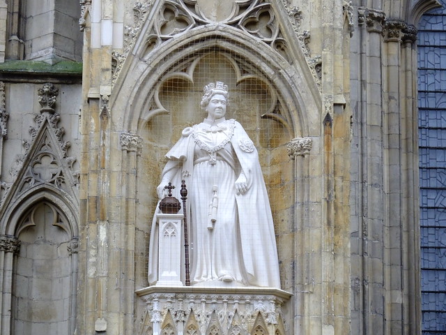Queen Elizabeth 2 statue .