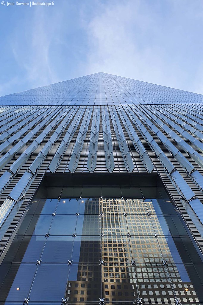One World Trade Center kuvattuna alhaalta ylöspäin