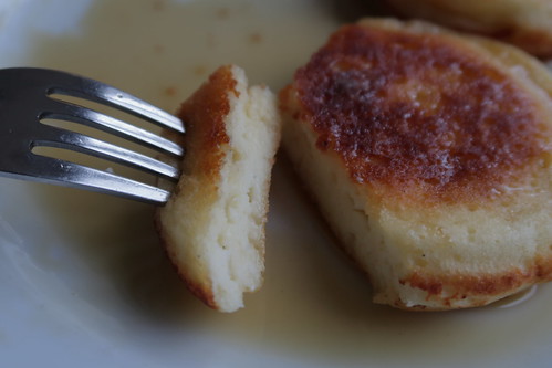 Bissen von einem Ricotta-Pancake mit Ahornsirup