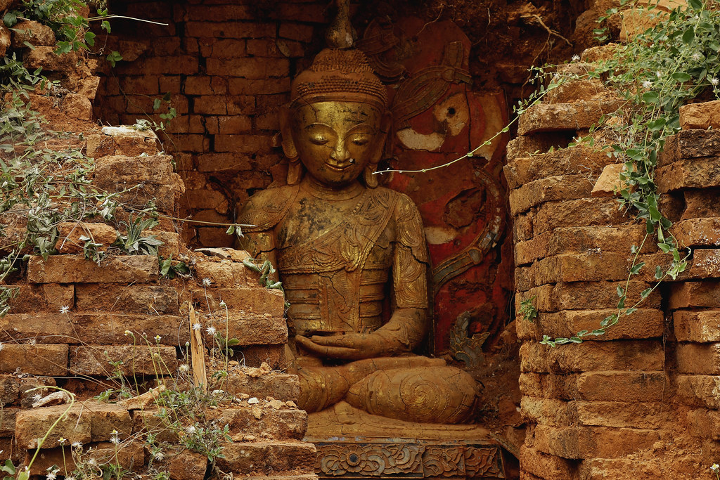 MYANMAR,Burma , am Rande des Inle-Sees, uriger buddhistischer  Pagodenwald mit Grabmal-Stupas von  Indein (Inthein,In-Dein), Kunstvolles  hinter alten Mauerresten, 21354
