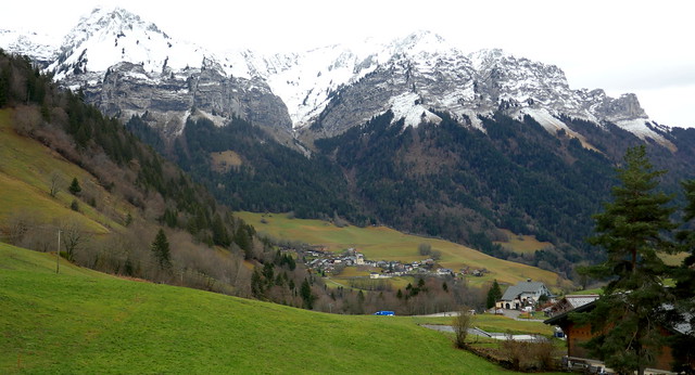 Vue sur le village de Montmin et la Pointe de la Beccaz (2041 m), col de la Forclaz, commune de Talloires-Montmin, Haute Savoie, Auvergne Rhône-Alpes.