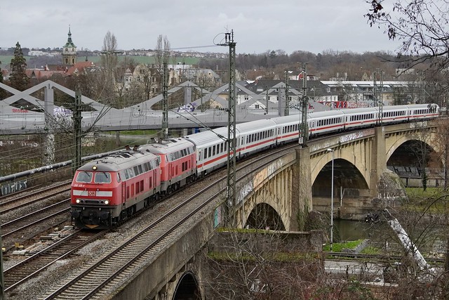 218 411 und 424 ziehen den IC 2012 über die Cannstatter Rosensteinbrücke Richtung Stuttgart Hauptbahnhof. 5.1.2023