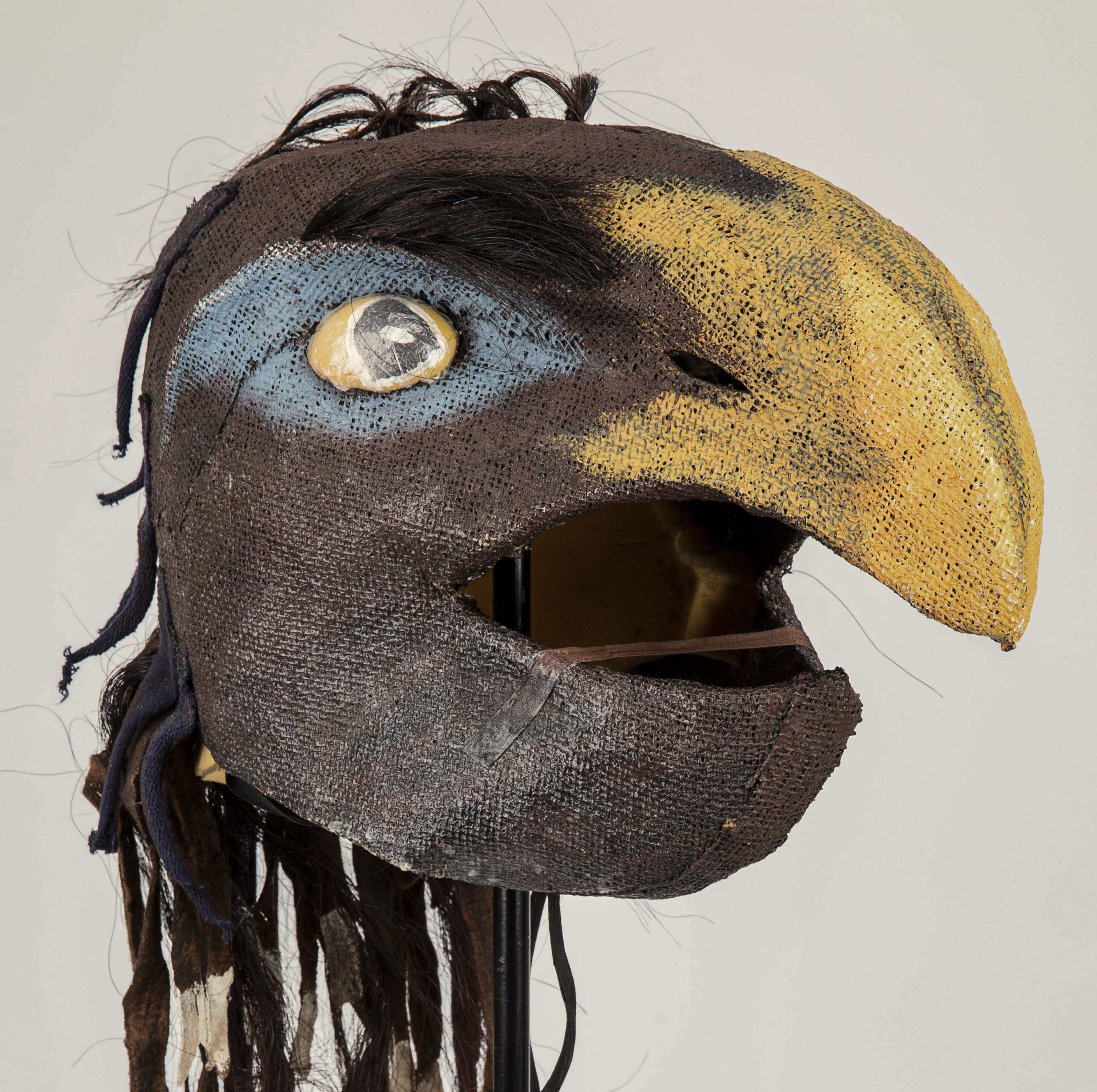 Korp. Mask till en av fyra korpar från uppsättningen "Domardansen". Av Torkel Edenborg.
Raven. Mask for one of the four ravens from the "Judge's Dance" set. | src Dansmuseet