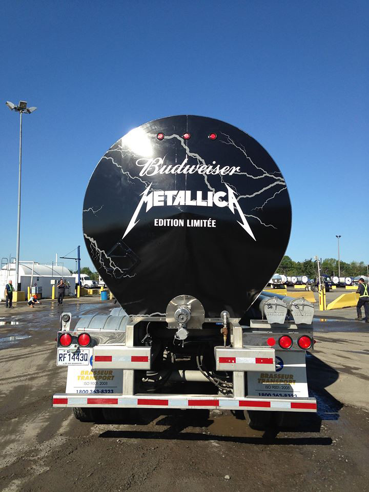 Учасники гурту «Metallica» рекламують своє пиво