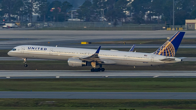 United Airlines Boeing 757-324(WL) N57857