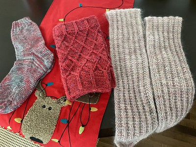 Jan (mrsjanknits) knit socks for her daughter Jane, the Myra Cowl by Knox Mountain Knit Co. for her daughter Karen and Autumn Comes scarf by Lisa Hannes for her daughter in law Kristi.