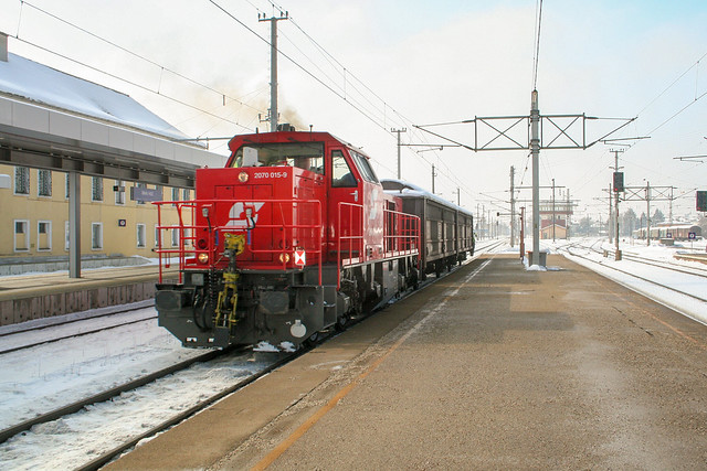 2070 015 shunting at Wels, 08 March 2006,