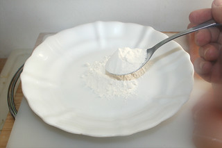 03 - Put flour on plate / Mehl auf Teller geben