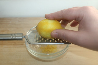 02 - Grate lemon peel / Zitronenschale abreiben