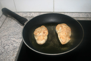 10 - Fry chicken breasts again for 5 minutes on other side / Hähnchenbrüste auch von anderer Seite 5 Minuten braten