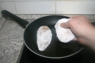 07 - Put floured chicken breasts in pan / Mehlierte Hähnchenbrüste in Pfanne legen