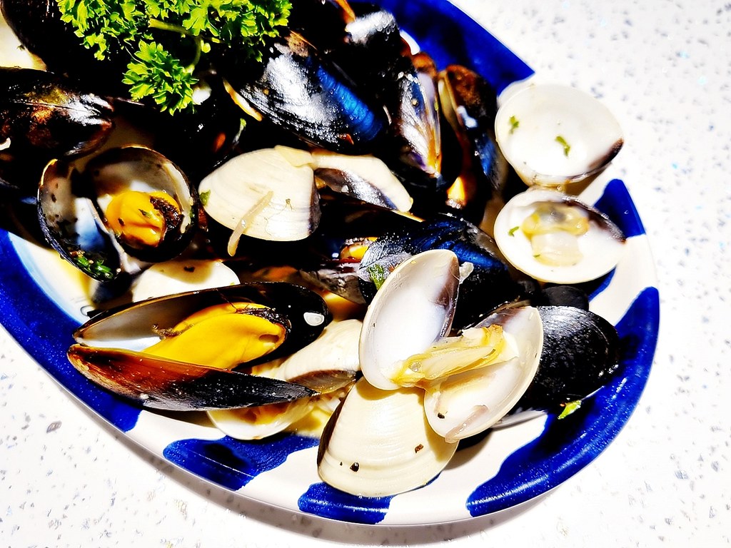 Shellfish Clams & Mussels In Wine