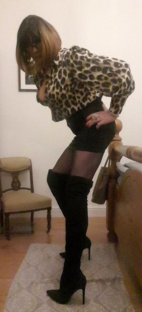 Leopard blouse, leatherette mini ( my stepdaughter gave me!!😉) and suede over-the-knee boots. 💋