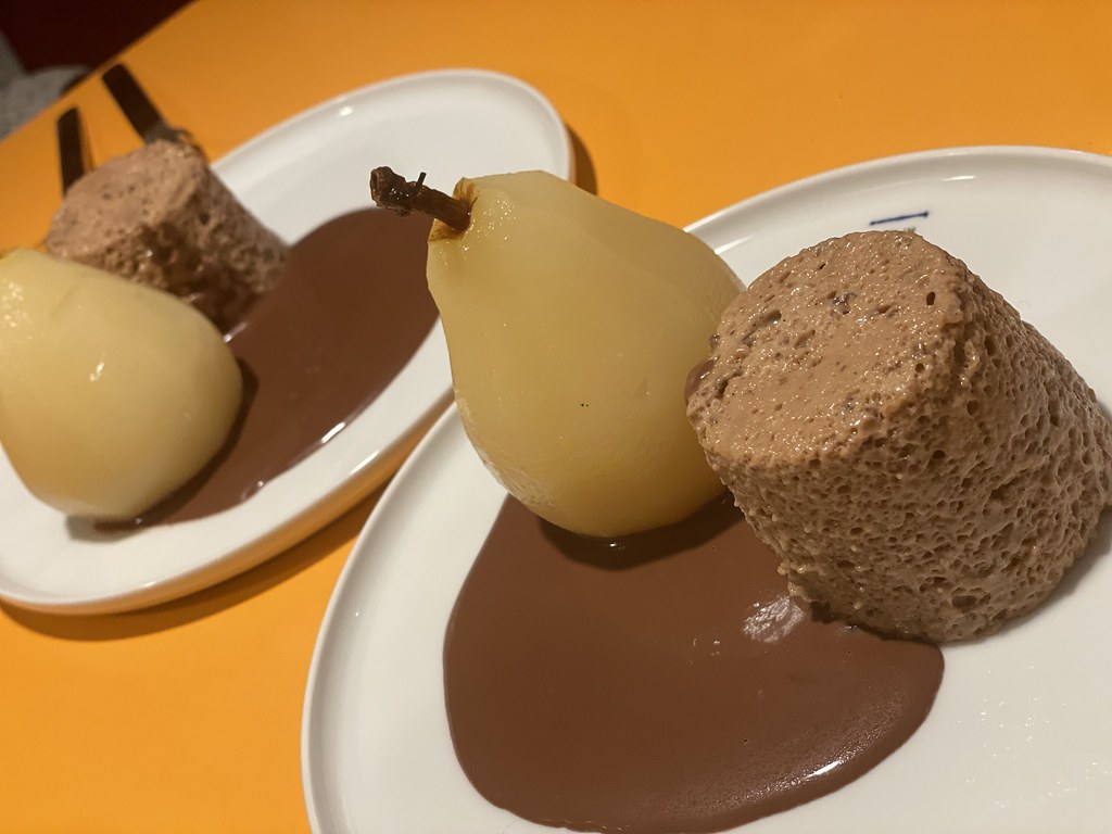 Pochierte Birne mit Schokoladenmousse und -sauce | underglaze | Flickr