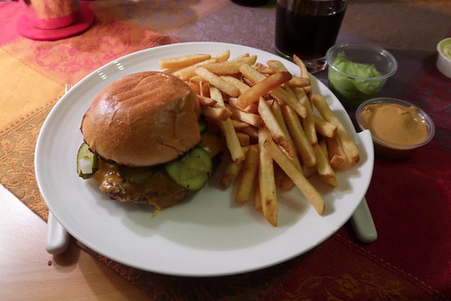 Bissmark's Classico Burger und Bissmark Fries mit Guacamole-Dip sowie Bissmarck-Sauce (auf Teller)