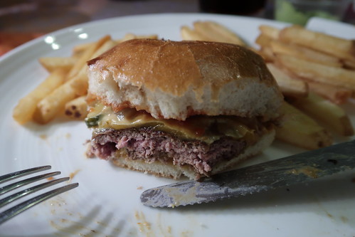 Bissmark's Classico Burger (angeschnitten)