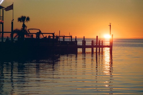 konicazup150vp sunset hudsonflorida gulfcoast lomographycolor400 35mm film pier palmtree 1990scamerachallenge