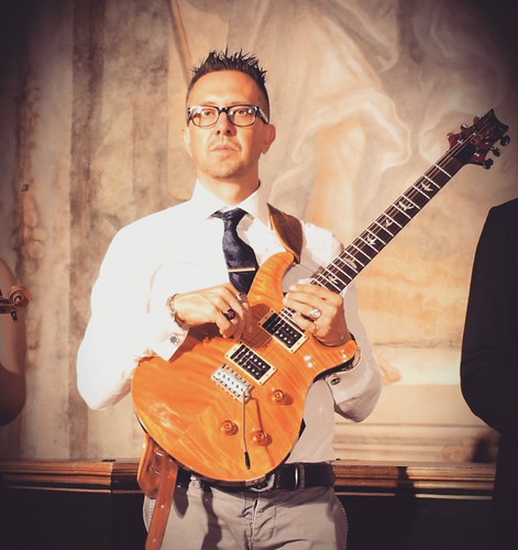 Emanuele Torrente con chitarra