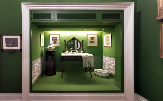 Tocador mobiliario y objetos de aseo personal Sala X pasillo Museo del Romanticismo Madrid