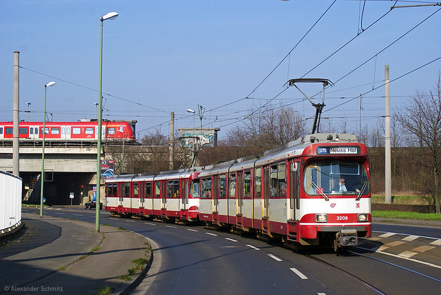 (D) Düsseldorf: DÜWAG GT8SU 3209 und 3204 als Linie U75 in Richtung Neuss Hbf nahe der Haltestelle Neuss Am Kaiser S
