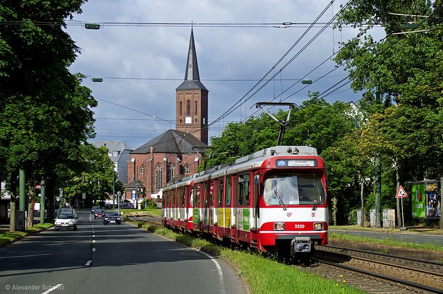 (D) Düsseldorf: DÜWAG GT8SU 3220 und 3208 auf der Linie U75 in Richtung Vennhauser Allee nahe der Haltestelle Dominikus-Krankenhaus