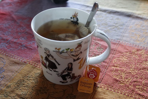 Ingwer-Orange-Tee in Bläser-Tasse