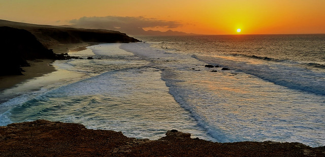 Kanaren, Fuerteventura , Warten auf den Sonnenuntergang bei der Punta Guadelope bei La Pared, 21363