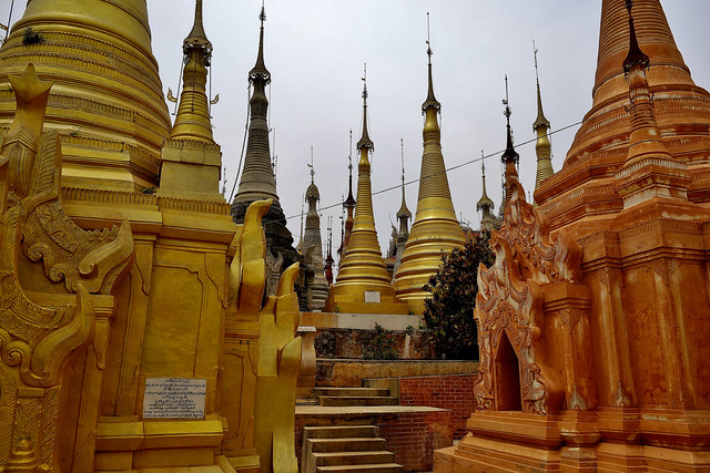 MYANMAR,Burma , am Rande des Inle-Sees, uriger buddhistischer  Pagodenwald mit Grabmal-Stupas von  Indein (Inthein,In-Dein),   21360