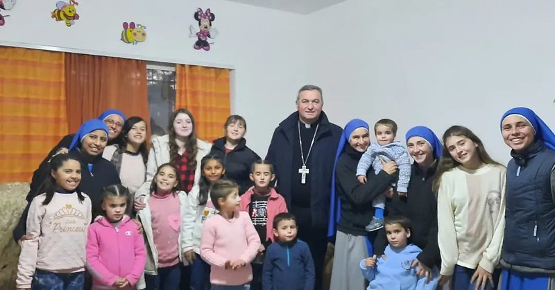 Albania - Visita del Obispo a la residencia Beata Maria Tuci en Zheje