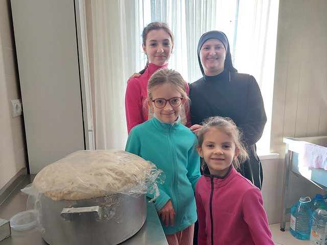 Ucrania - Grupo de niñas en Odesa, cocinando para los pobres