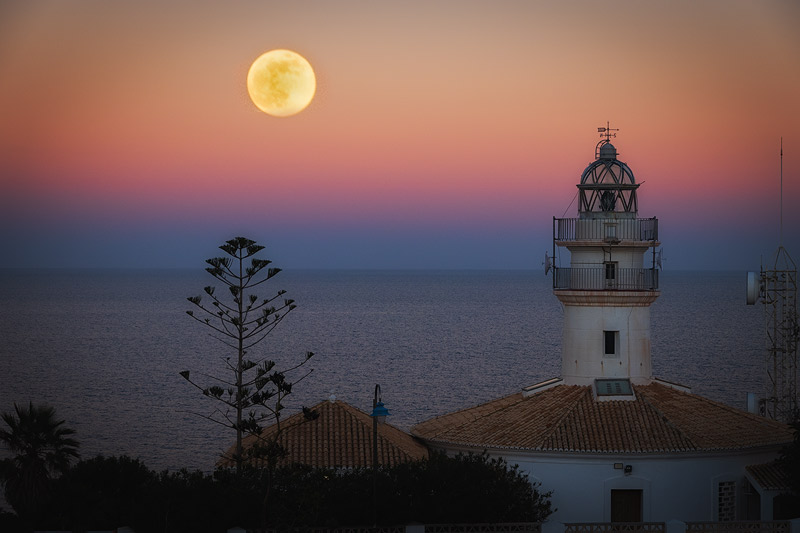 La Luna en el Faro de Cullera