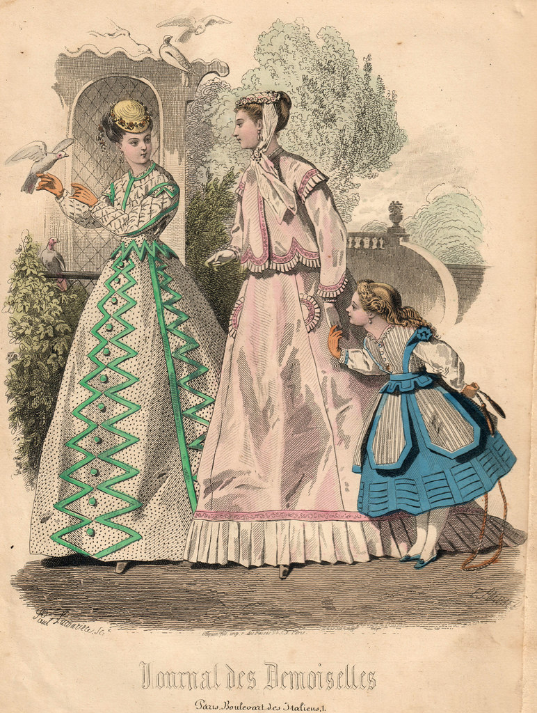 Gravure de mode de 1867, deux femmes en robes estivales, les jupes sont à crinolines, coniques et projetées vers l'arrière, la petite fille porte une robe plus courte et tient une corde à sauter à la main