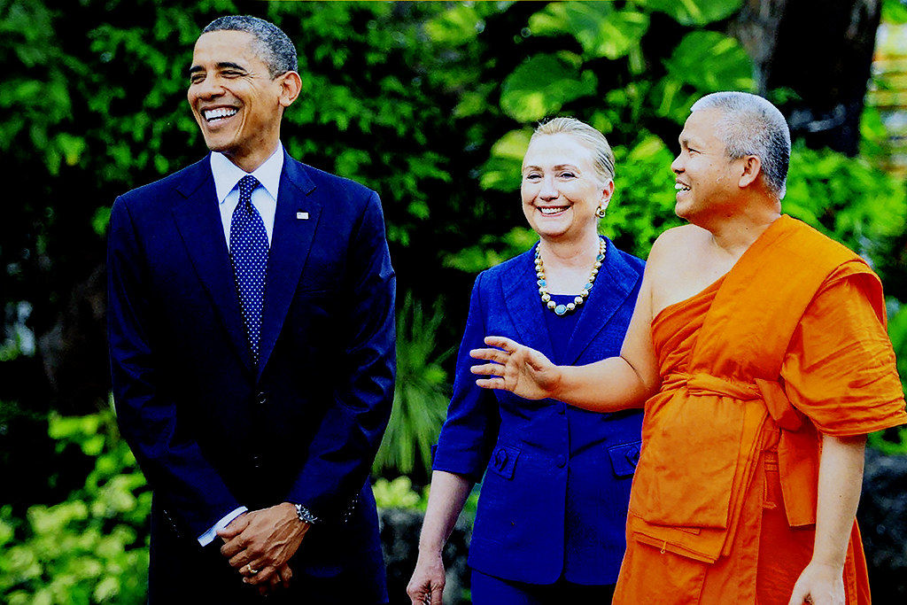 Photo of Obama and Hillary Clinton at Wat Pho on 1-11-23--Bangkok copy
