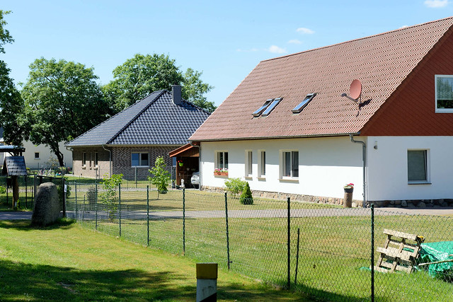 8343 Albertinenhof ist ein Ort in der Gemeinde Vellahn im Landkreis Ludwigslust-Parchim in Mecklenburg-Vorpommern; Wohnhäuser mit Vorgarten.