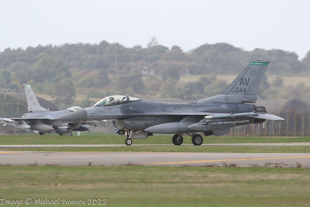 89-2044 - 1989 fiscal General Dynamics F-16CM Fighting Falcon, taxiing for departure back to Italy at the end of a deployment to Lakenheath