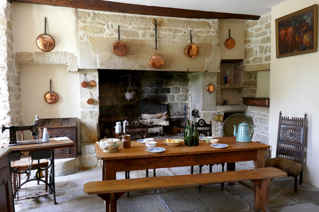 La cuisine, manoir de Kérazan, XVIe-XVIIIe siècles, Loctudy,  Pays bigouden, Finistère, Bretagne.