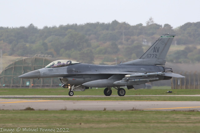 90-0772 - 1990 fiscal General Dynamics F-16CM Fighting Falcon, taxiing for departure back to Italy at the end of a deployment to Lakenheath