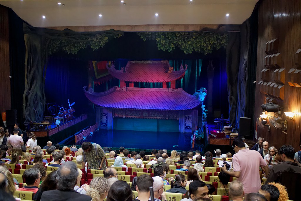 Interior del teatro de marionetas en Hanoi