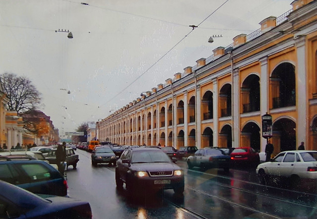 Gostiny Dvor (littéralement « cour des hôtes », ou « halle des marchands ») à Saint Petersbourg., Russie Photo argentique