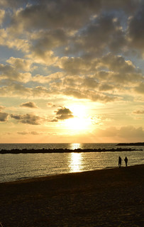 Passeggiata in riva al mare al tramonto. Walking by the sea at the sunset.