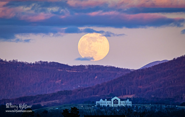 First Full Moon of 2023 Rising as Parkway Church Looks On [Explore!]