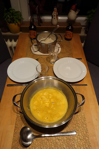 Schnelles Lachs-Curry zu Basmati-Reis (Tischbild)