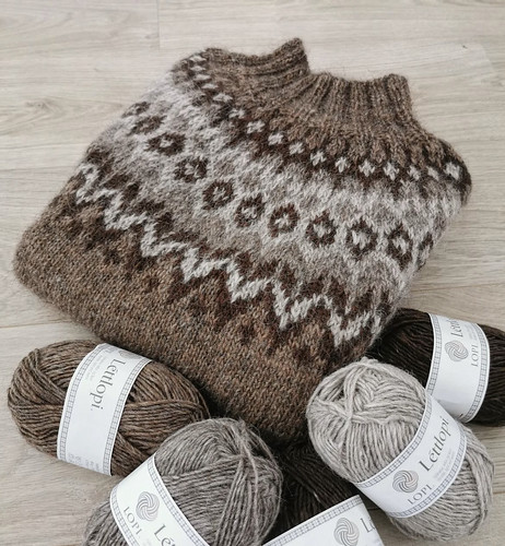 Here’s another one of @triqtti’s Riddari sweaters! Here it is in natural colours and shades of brown - 1420, 0867, 0085 and 0086!