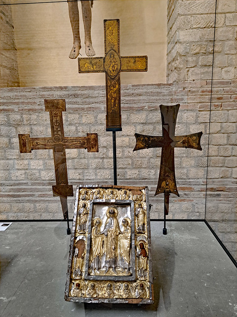 2022.11.05.018 PARIS - Musée de Cluny - Reliure d'évangéliaire et Croix (Italie début du XII°)