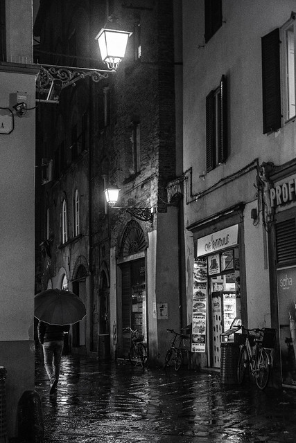 Street Photography Italy - Rain in Lucca