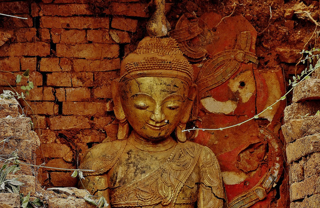 MYANMAR,Burma , am Rande des Inle-Sees, uriger buddhistischer  Pagodenwald mit Grabmal-Stupas von  Indein (Inthein,In-Dein),  Buddhabüste im Gemäuer, ,  21372
