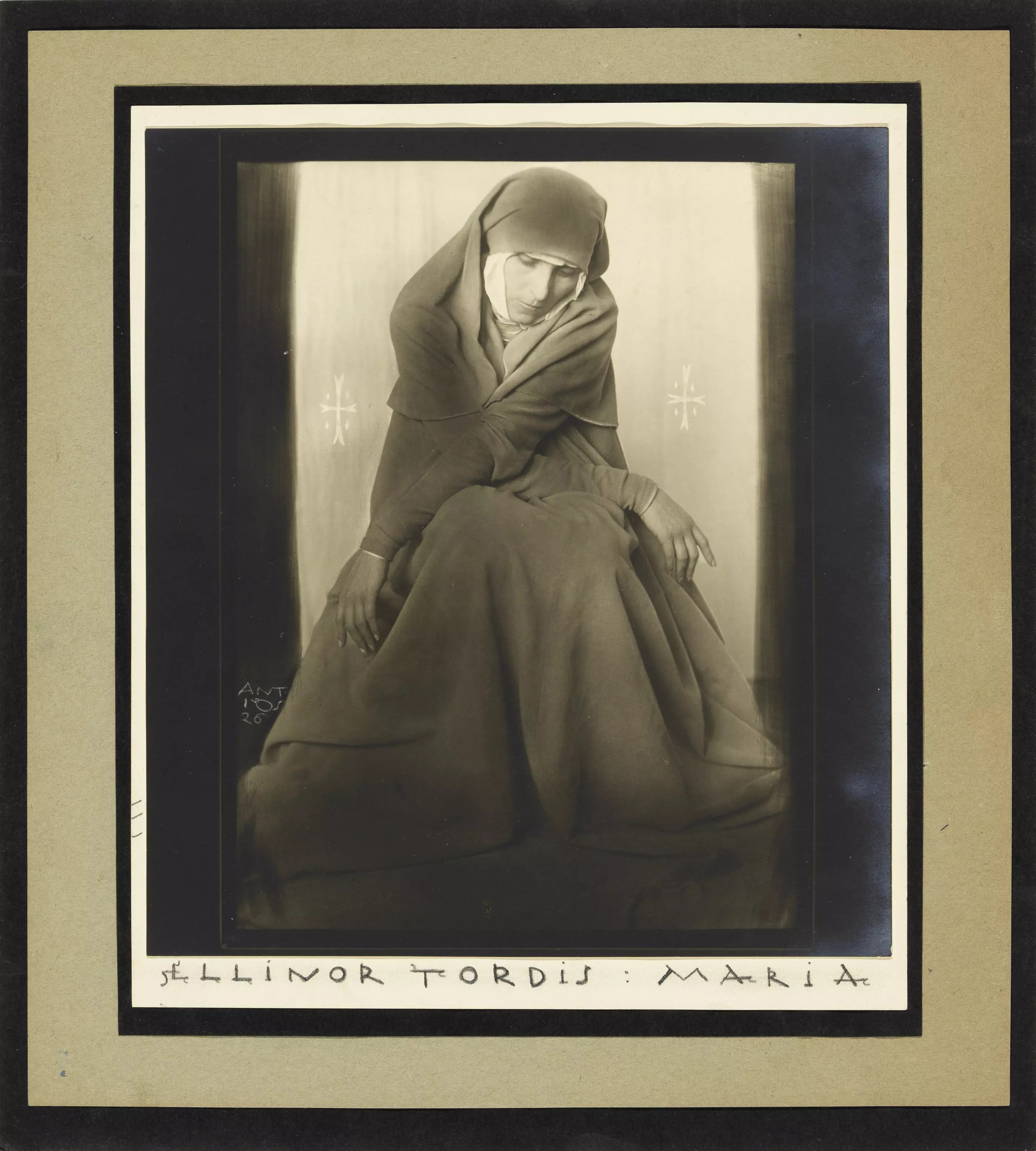 Anton Josef Trčka (Antios) :: Ellinor Tordis als Maria, 1926. Silbergelatinepapier, auf Untersatzkarton, braungetont. | src Wien Museum