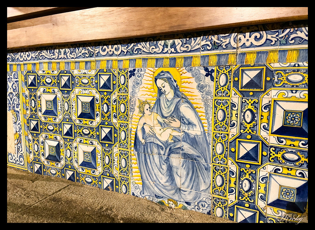 Azulejos de Talavera de la Reina en iglesia de Pasarón de La Vera