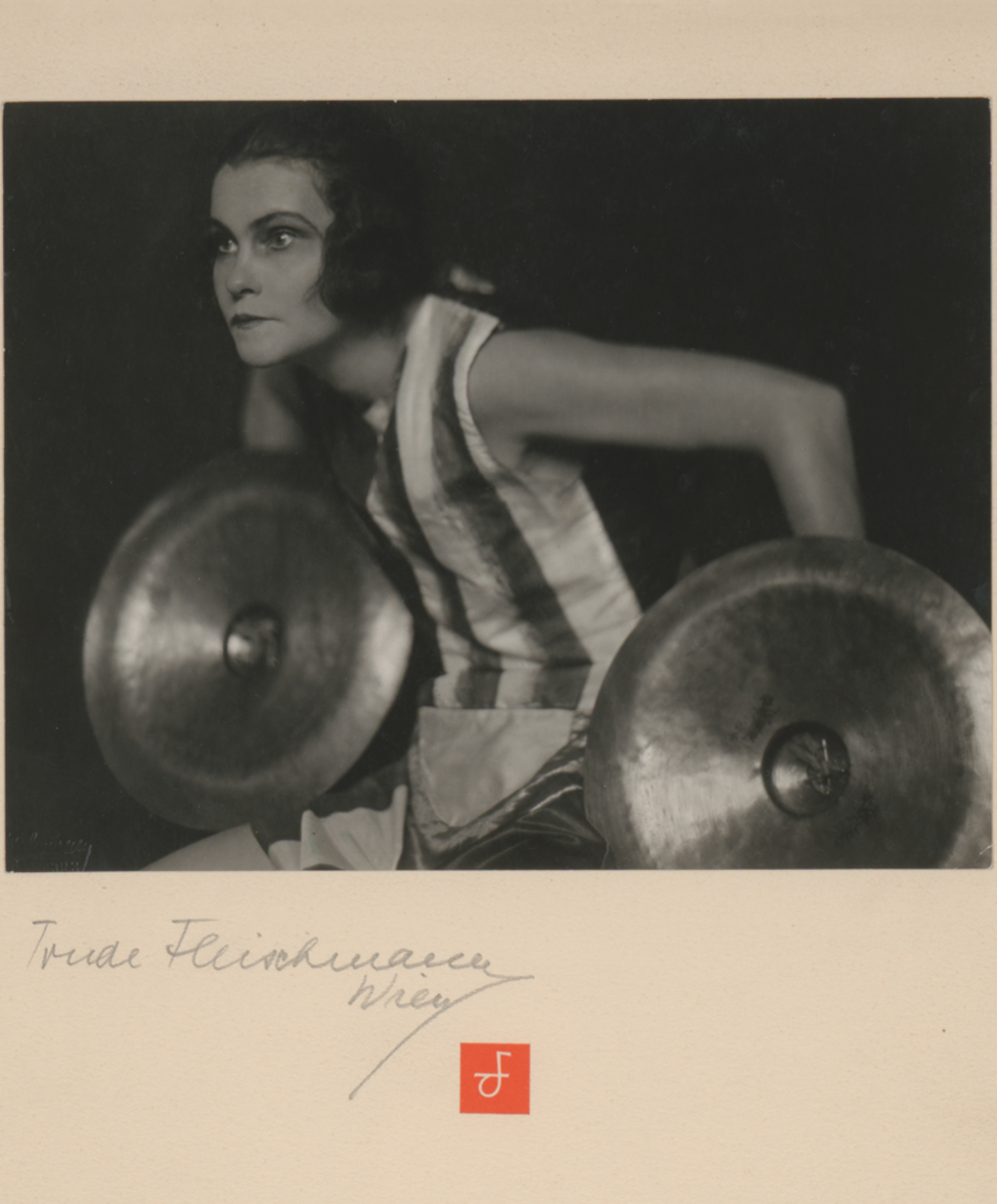 Trude Fleischmann :: Mila Cirul in „Tschinellen Tanz“, Wien, um 1926. Silbergelatinepapier. | src Wien Museum