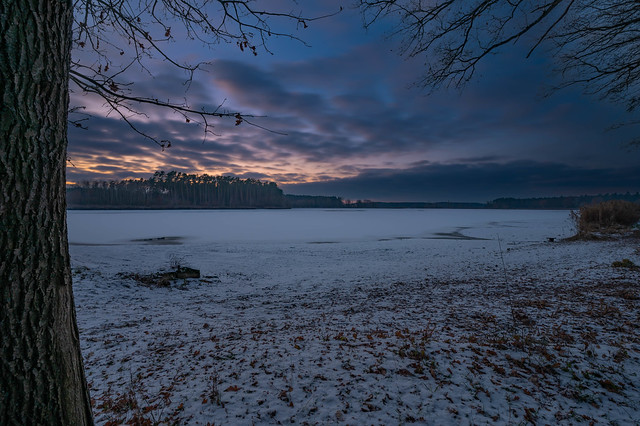 Sonnenuntergang am gefrorenen Weiher / Sunset at the frozen pond